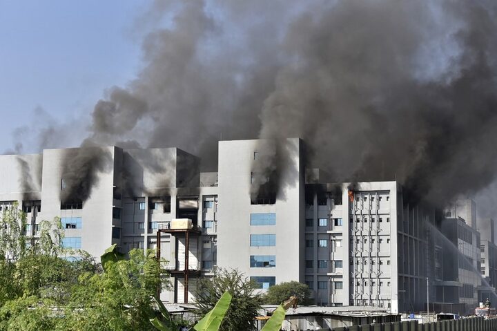 Incêndio em prédios do Instituto Serum, na cidade de Pune, na Índia, em 21 de janeiro de 2021 — Foto