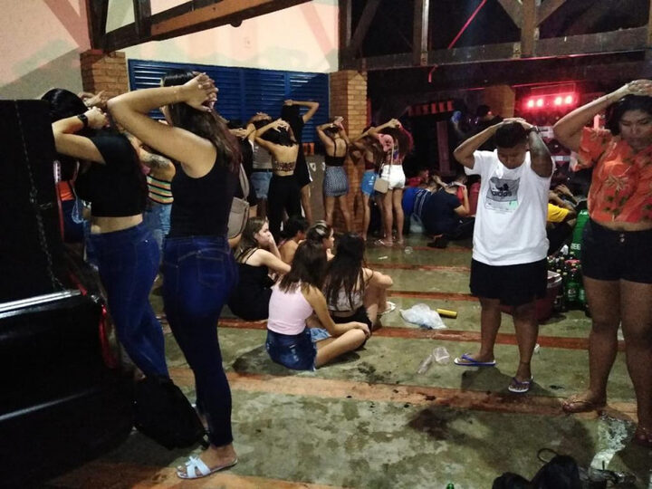 Festa com mais de 300 pessoas foi encerrada pela Polícia Militar na madrugada de sábado e uma mulher