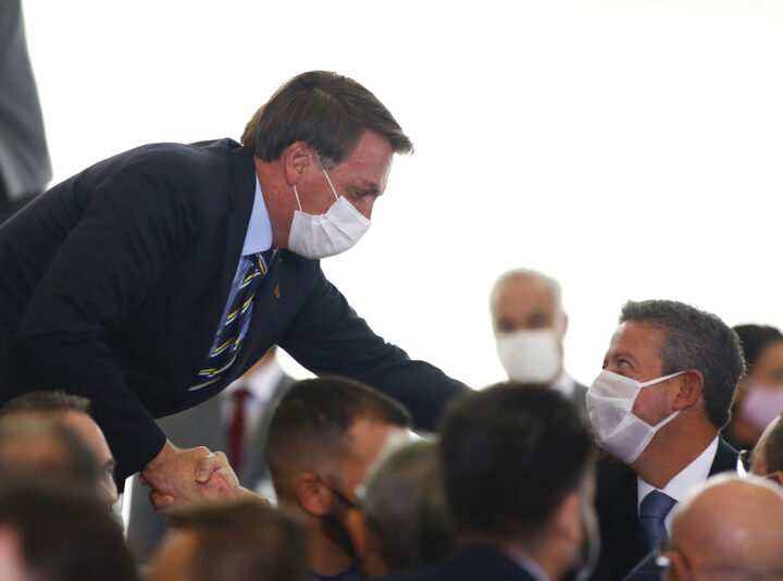 O presidente Jair Bolsonaro cumprimenta Arthur Lira em cerimônia no Planalto - Sérgio Lima/Poder360 