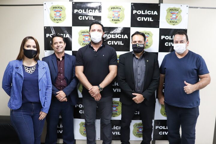 Deputado e vereadores durante encontro com delegado-geral da PJC