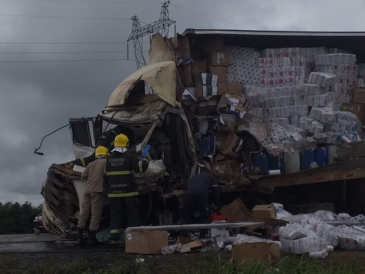 Lateral de uma das carretas foi arrancada com a batida — Foto: Divulgação