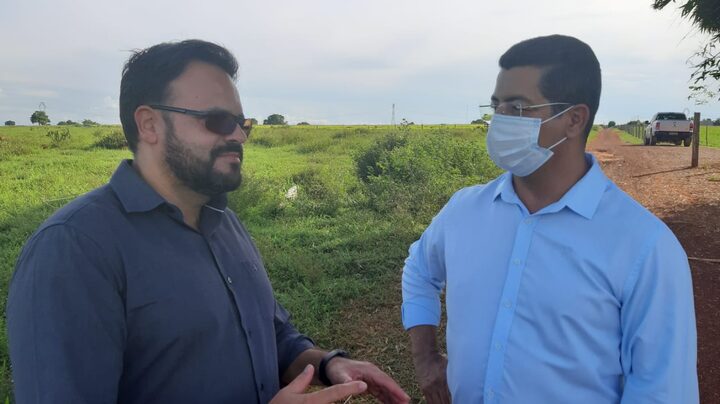 Deputado Claudinei e vereador Jonas no terreno da futura Escola Estadual