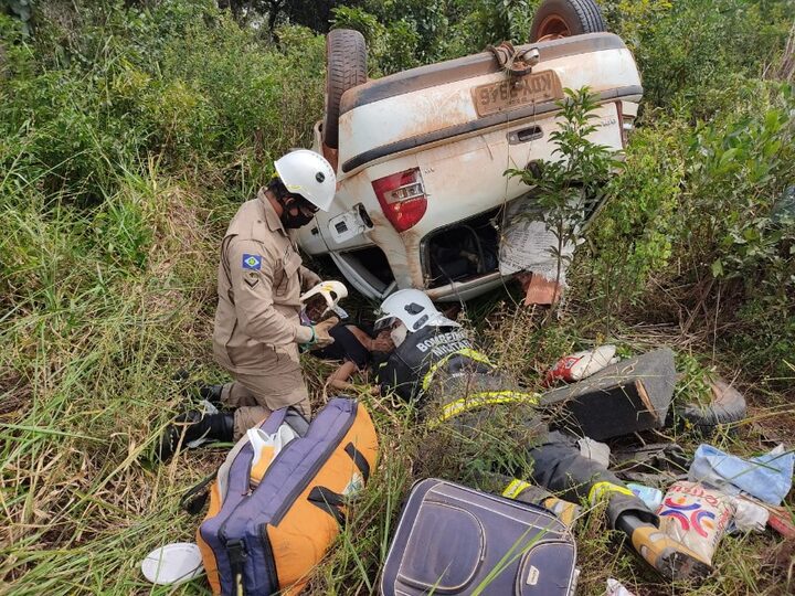 bombeiros retirando vítimas do acidente na Br 070 em Barra do Garças