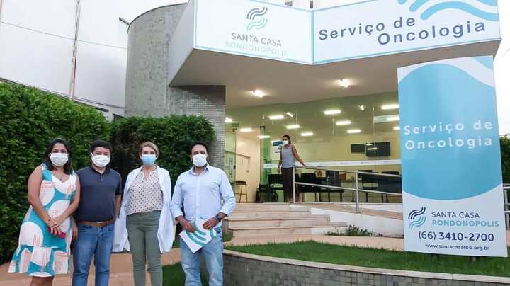 Deputado Claudinei e vereador Dr. Felipe em frente ao setor de Oncologia da Santa Casa de Rondonópol