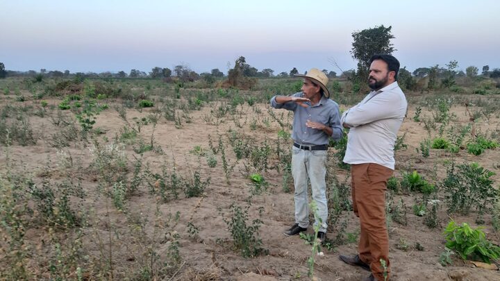 Deputado com Valdir no terreno a ser ocupado pela UFR que possui área plana de 102,5 hectares