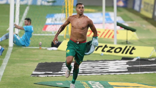 Jogador do Cuiabá comemorando o segundo gol contra o Santo. (Foto: Gil Gomes/AGIF)