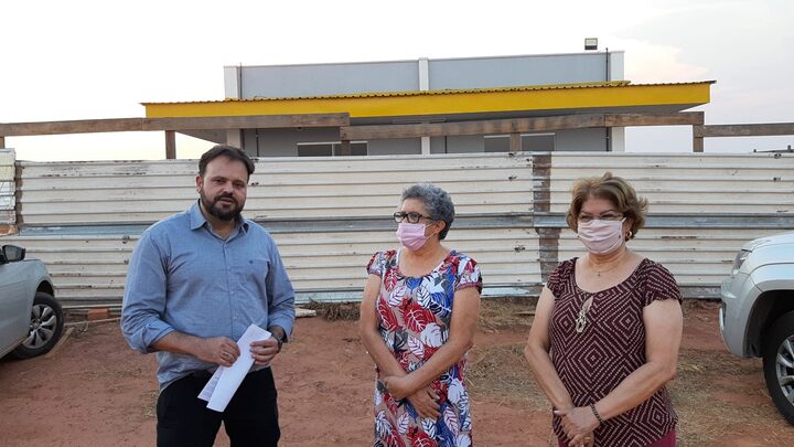 Deputado com irmã Fátima e Neuzinha em frente à futura sede da Unemat de Rondonópolis