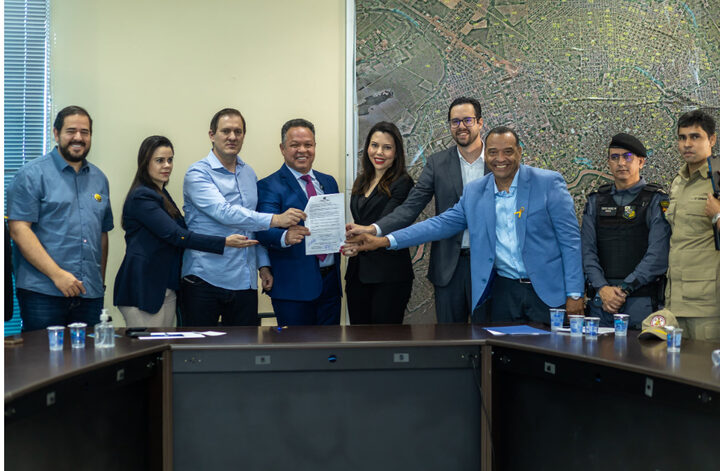  Autoridades na assinatura do decreto de reativação do GGI Municipal | Foto – Ednilson Aguiar