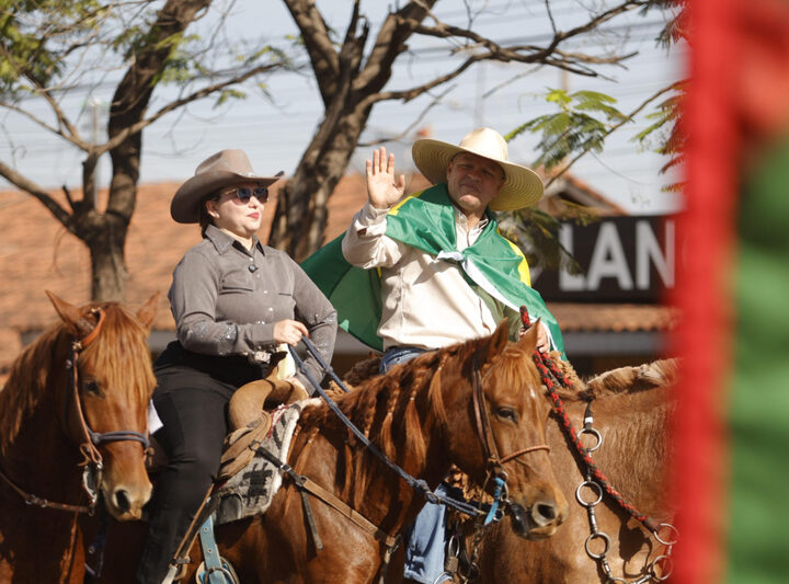  Prefeito de Rondonópolis, Cláudio Ferreira, e a primeira-dama Alessandra Ferreira, na Cavalgada | F