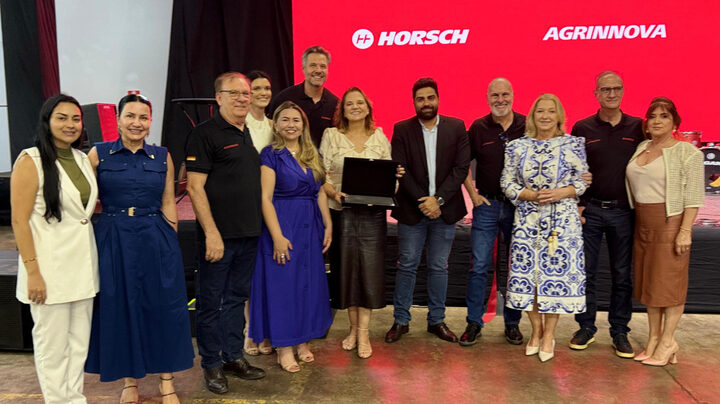 Representantes do Município junto a representantes da empresa na inauguração | Foto – Vandi